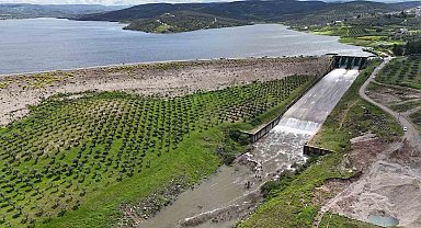 25 yıl sonra gerçekleşen tarihi anlara tanıklık etmek isteyen vatandaşlar, baraj kapaklarının açıldığı anları meraklı gözlerle izledi