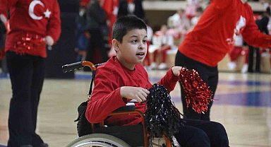 'Özel' torununu sahne kenarında yönlendiren anneannenin heyecanı dikkat çekti