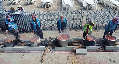 71 mahalleden kadınlar 71 kazanda yemek yaptı, binlerce kişiye ikram etti