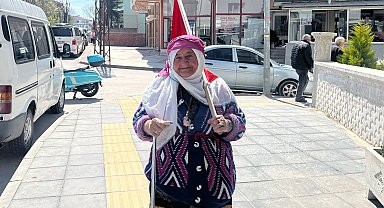 75 yaşındaki Satı teyzenin bayrak sevgisi