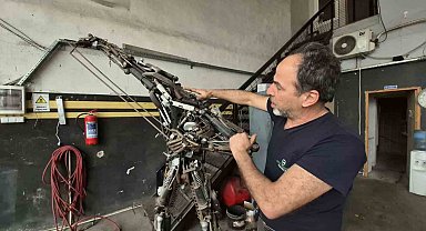 850 parça hurdayı birleştirdi, 200 kiloluk metal figür yaptı