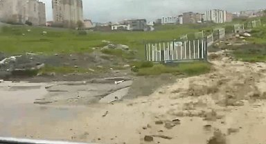 Afetin ortasında tehlikeli oyun: Çocuklar sel sularında oynadı