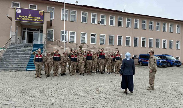 Ağrı'da özel bireyler askeri üniforma giyerek temsili askerlik yaptı