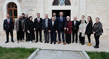 AK Parti İstanbul Milletvekilleri, cuma günleri sahaya inerek vatandaşlarla buluşuyor