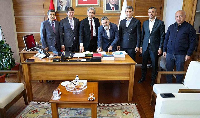 AK Parti'ye katılan Serik Belediye Başkanı Kumbul: "Hemşehrilerimize en iyi hizmeti sunmak amacıyla yeni bir yol yürümeye karar verdim"