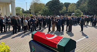 Akademisyen Doğan Yavaş, fakültesi önünden dualarla uğurlandı