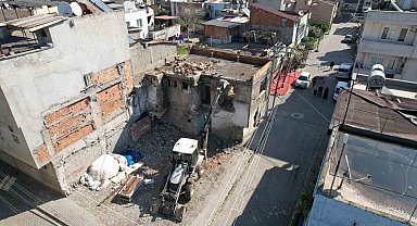 Akdeniz Belediyesi metruk binaları kontrollü şekilde yıkıyor