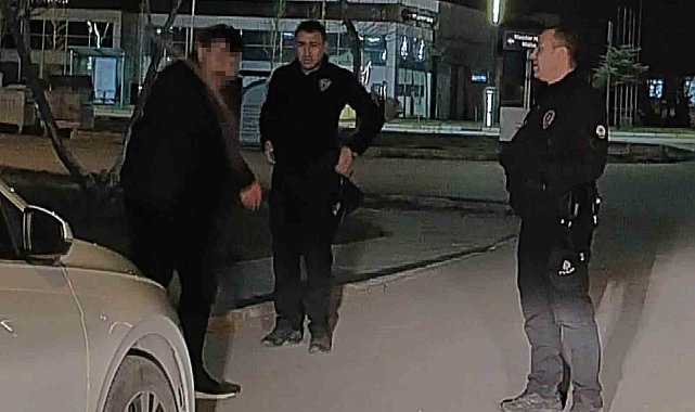 Aksaray polisinin elinde keser olan adamla imtihanı kamerada