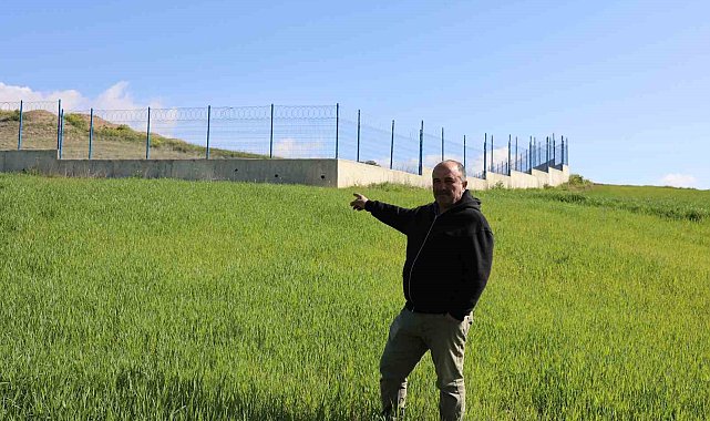 Akü fabrikasından aktığı iddia edilen su, çiftçinin tarlalarını kullanılmaz hale getirdi