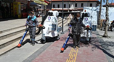 Akülü süpürgeler Isparta sokaklarında