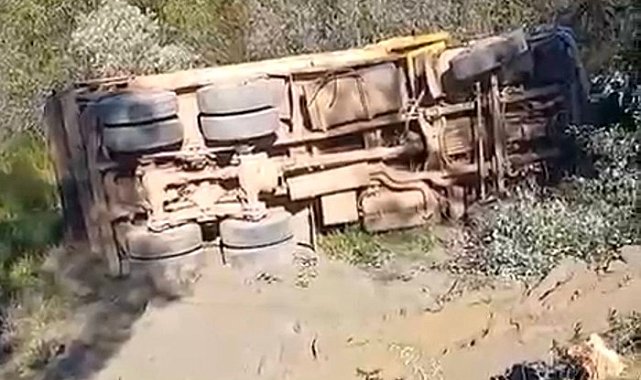 Alanya'da kamyon şarampole devrildi sürücü hayatını kaybetti