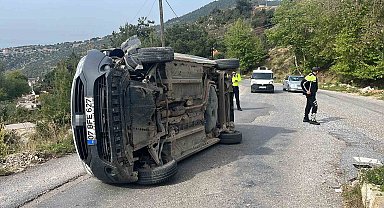 Alanya'da refüje çarpan hafif ticari araç devrildi: 1 yaralı