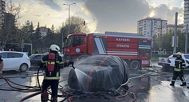 Alev alan elektrikli otomobil yangın battaniyesiyle söndürüldü