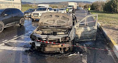 Alev alan otomobil kullanılamaz hale geldi