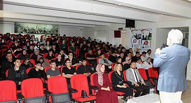 Altıntaş'ta öğrenci ve yazar buluşması