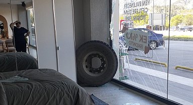 Amasya'da kamyondan kopan teker mağazaya daldı