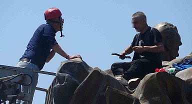 Anıtın tepesinde kulaklık takıp dans etti yanına kimseyi yaklaştırmadı