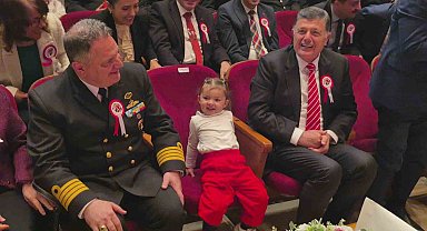 Annesinden elinden kurtulan minik, Vali Arslan'ın koltuğuna oturdu