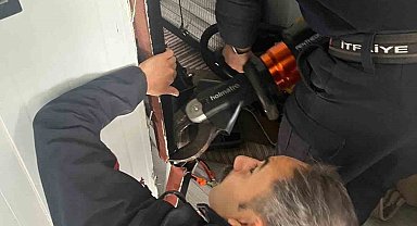 Antakya'da profil demirine sıkışan kuş kurtarıldı