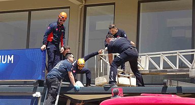 Antalya'da 4. kattan tente üzerine düşen genç adam için seferber oldular