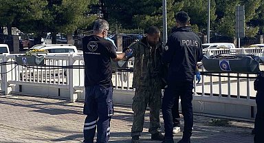 Antalya'da alt geçit demirlerine çıkan genci polis ikna edip indirdi