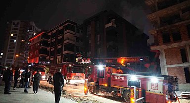 Apartman dairesi alevlere teslim oldu, bina sakinleri kendini dışarı attı