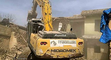 Araban'da depremde hasar gören binaların yıkımına devam ediliyor