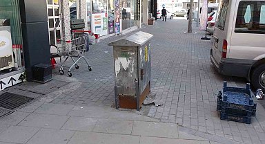 Arkadaşına sinirlendi, hırsını elektrik panosuna saldırarak aldı