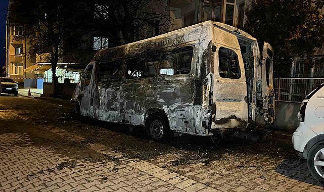 Avcılar'da park halindeki servis aracı alev alev yandı