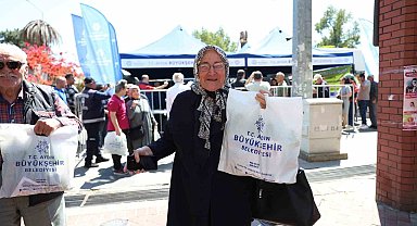 Aydın Büyükşehir Belediyesi binlerce fideyi Nazilli'de vatandaşlara dağıttı