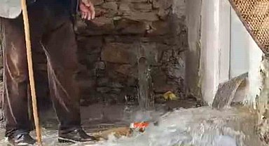 Bahçesaray'da dağlarda kar, mahallede sel