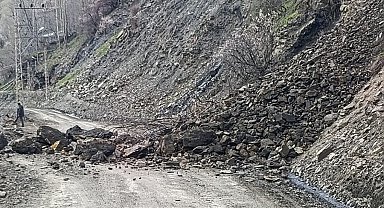 Bahçesaray'da mahalle yolunda heyelan