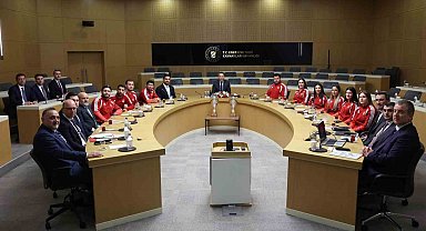 Bakan Bayraktar, milli güreşçileri ağırladı