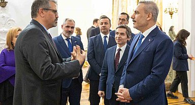 Bakan Fidan, Birleşik Krallık'ta yaşayan Türk vatandaşlarıyla bir araya geldi