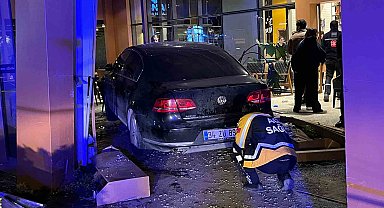 Bakırköy'de kontrolden çıkan araç kafeye daldı: 6 yaralı