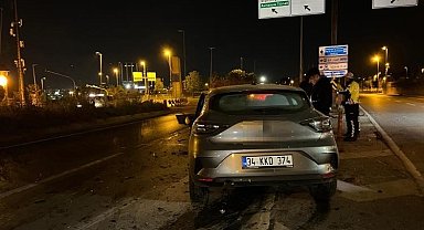 Bakırköy'de seyir halindeki otomobil, tıra arkadan çarptı: 1 yaralı