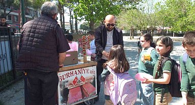 Balıkesirli vatandaş babasının hayrı için öğrencilere pamuk şekeri dağıttı