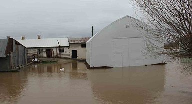 Baraj taştı, köy tamamen sular altında kaldı