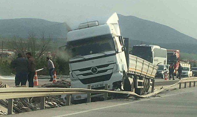 Bariyerlere çarpan tırda 2 kişi yaralandı