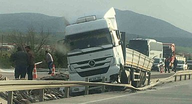 Bariyerlere çarpan tırda 2 kişi yaralandı