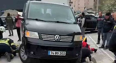 Bartın'da feci kaza: Aracın altında kalan kadını ekipler kurtardı