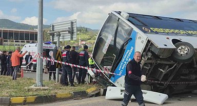 Bartın'da korkutan kaza: Öğrencileri taşıyan otobüs otomobile çarptı