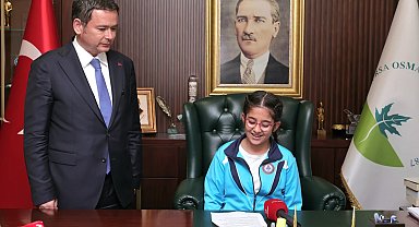 Başkan Aydın koltuğu çocuklara bıraktı