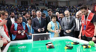 Başkan Büyükakın ve Kocaelisporlu futbolcular "robot futbolu" oynadı