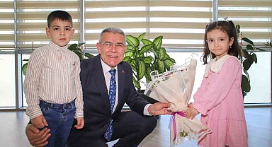 Başkan Güler, koltuğunu minik öğrencilere devretti