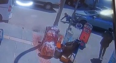 Batman'da bisikletiyle otomobilin altına giren çocuk metrelerce sürüklendi: O anlar kamerada