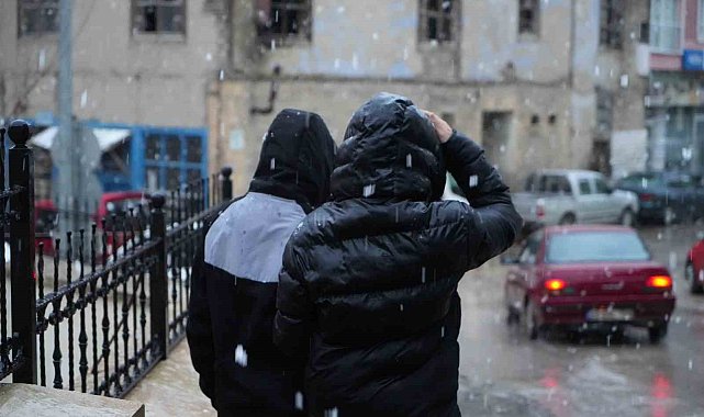 Bayburt kent merkezinde ve yüksek kesimlerde kar yağışı etkili oldu