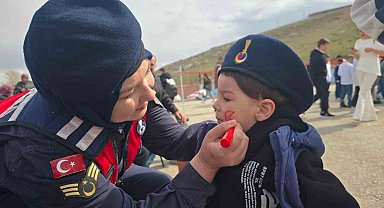 Bayburt'ta jandarması 23 Nisan'ı köy okulunda öğrencilerle kutladı