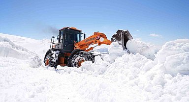 Bayburt'ta karla mücadele baharda da sürüyor: Soğanlı Geçidi'nde kıştan kalan karlar temizleniyor