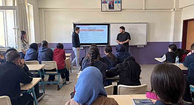Bayburt'ta lise öğrencilerine yapay zekâ ve dijital yetkinlik eğitimi verildi